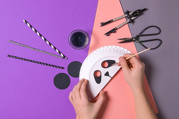 DIY-Tiermasken auf Papptellern aufmalen