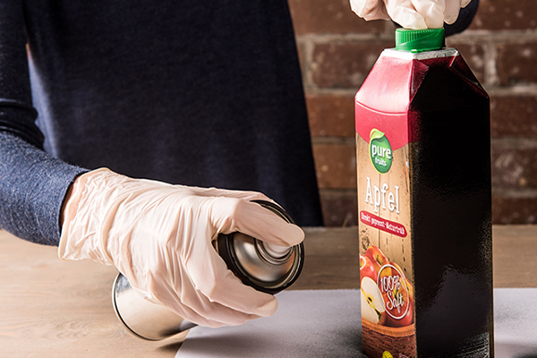 Apfelsaft Tetrapak wird besprüht