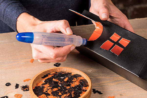 Tetrapak wird geklebt um mit Halloween Deko zu schmücken