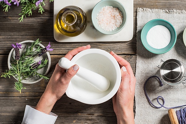 Verschiedene Zutaten in den Mörser geben