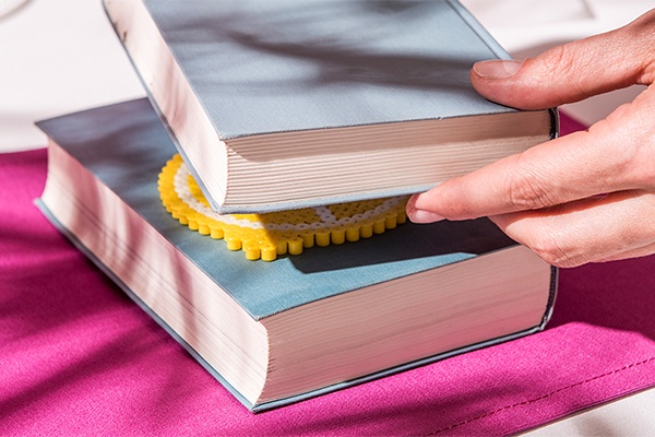 Das Motiv vorsichtig von der Platte lösen und zwischen zwei Büchern vollständig auskühlen lassen