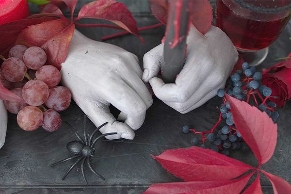 Gipshand als Kerzenhalterung.