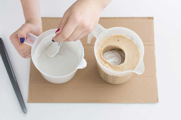 Gießgips wird in eine Form gegossen