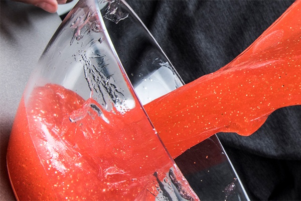 Glitzriger Schleim mit roter Farbe