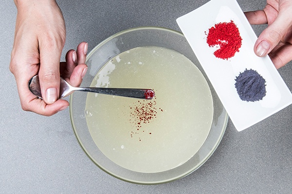 Farben zum Glitzerschleim hinzugeben