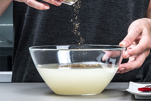 Glitzer in den DIY Glitzerschleim geben