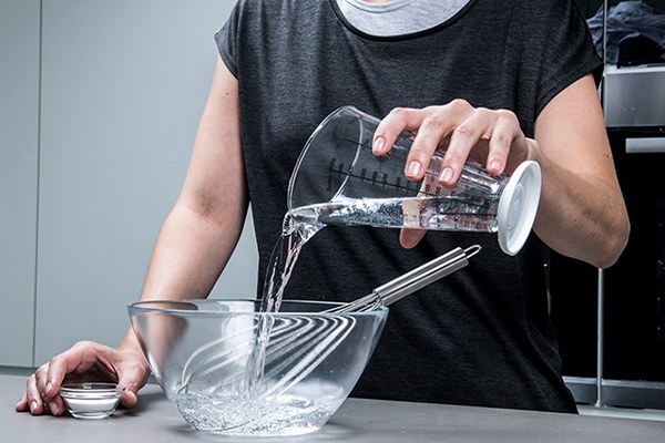 Natron mit kaltem Wasser in eine Schüssel geben und verrühren
