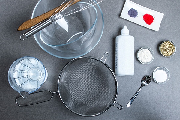 Utensilien für den DIY Glitzerschleim ohne Kleber