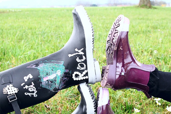 Selbst gestaltete Gummistiefel auf der Wiese als Blickfang