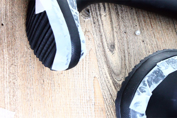 Gummistiefel mit Klebeband