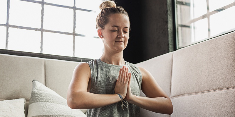 Kerstin zeigt, wie entspannend eine Einheit fünf Minuten Yoga am Abend ist