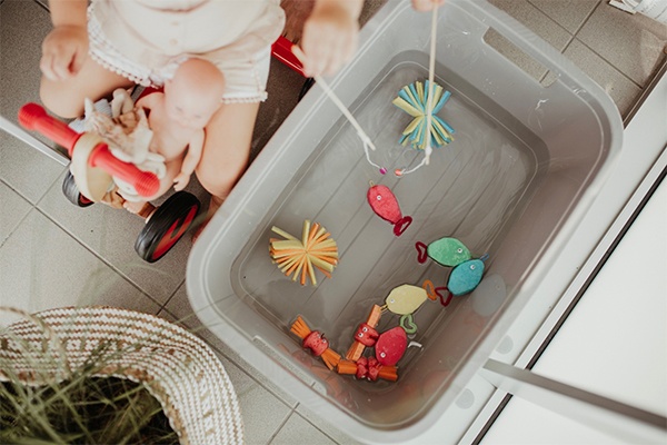 Die kleinen Tierchen in ein Wasserbad geben und los geht das Angelvergnügen