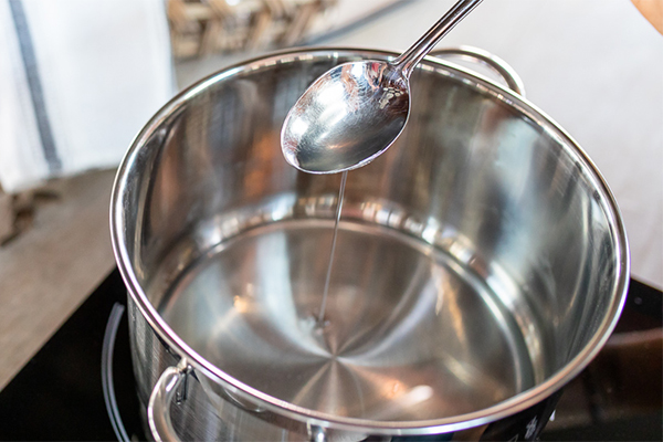 Erhitztes Kokosöl im Topf