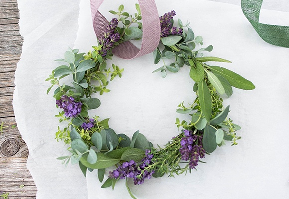 Duftende Deko: Schritt-für-Schritt-Anleitung für einen sommerlichen Kranz mit Lavendel und Kräutern