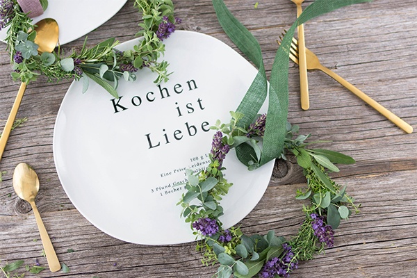 Kränze als perfekte Tisch-Deko für das nächste Gartenfest
