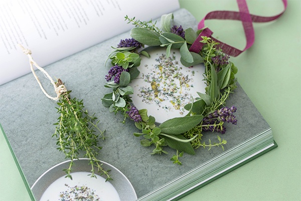 Anleitung für einen Kranz mit Lavendel und Kräutern