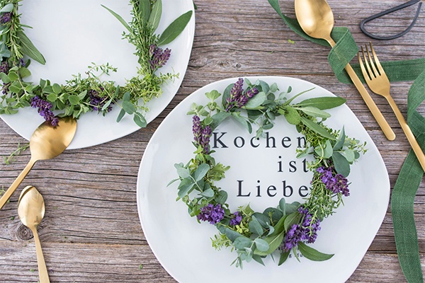 Kranz als Dekoration auf dem Teller