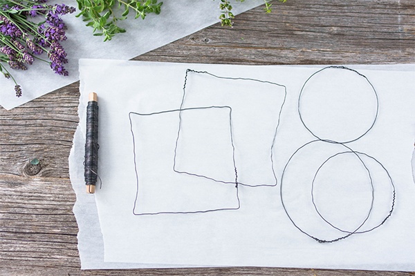 Formen aus Draht für den Kranz zurechtbiegen