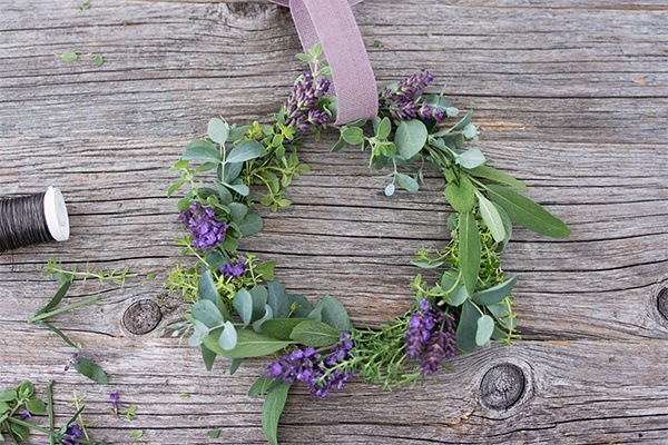 Kranz mit einem Deko-Band aufhängen