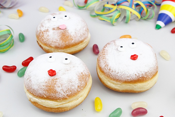 Partyspiel mit leckeren und bunten Faschingskrapfen zum Wettessen