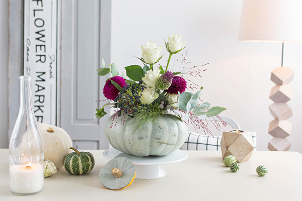 Schnittblumen in einem Kürbis. Kürbis als Vase.