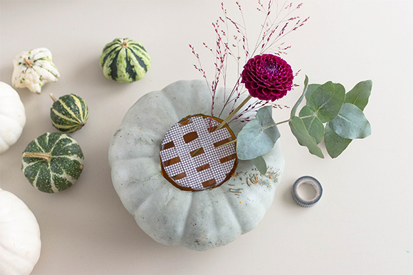 Schnittblumen in einem Kürbis.