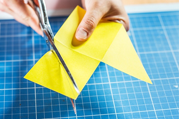 Dreiecke aus Papier als Tier zuschneiden