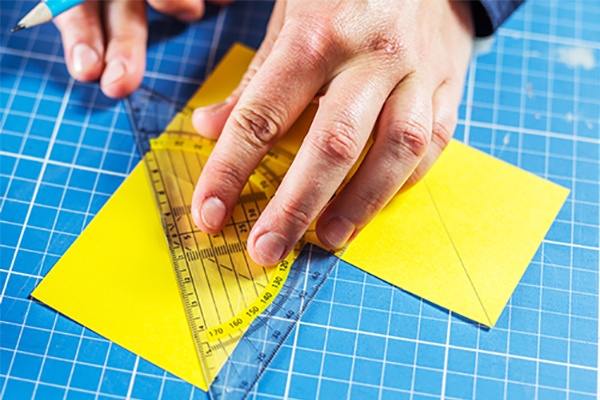 Papier als Grundlage für die lustigen Lesezeichen zuschneiden und in Form bringen