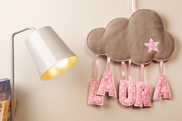 Süßes Baby-Geschenk aus Stoffbuchstaben zum Aufhängen