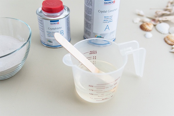 Sand und Gießharz vermischen