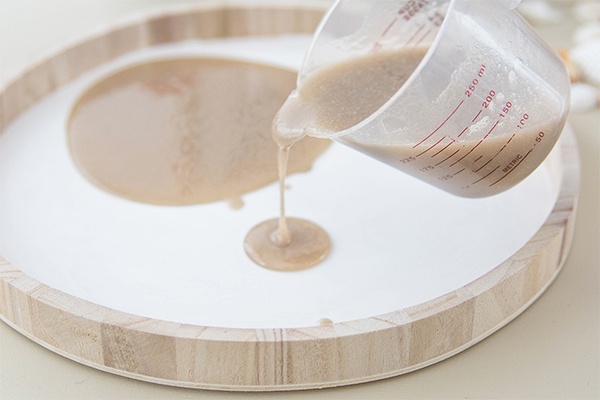 Gießharz und Sand als Grundlage auf das Tablett gießen