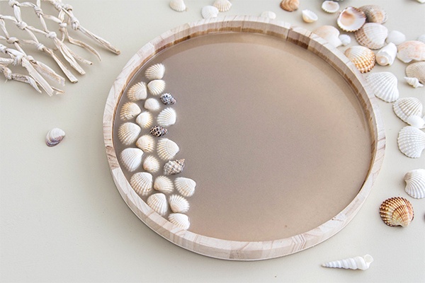 Das Deko-Tablett nach und nach mit Muscheln verzieren