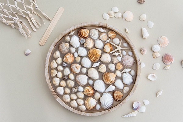 Dekoratives Tablett mit Muscheln 