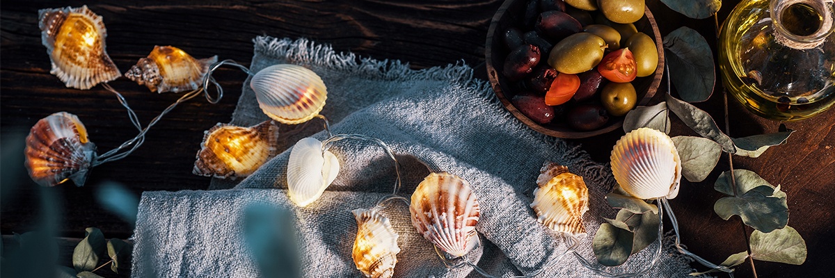 Lichterkette mit Muscheln beklebt.