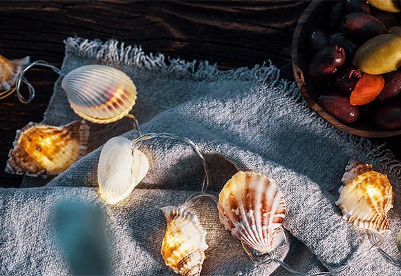 Urlaubsfeeling den ganzen Sommer über - mit einer Lichterkette aus Muscheln zum Nachmachen
