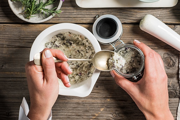 Das selbst gemachte Badesalz im Glas abfüllen