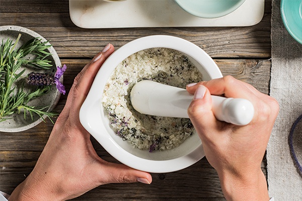 Die Zutaten werden per Hand im Mörser zermahlen und ergeben die Grundlage für das Badesalz