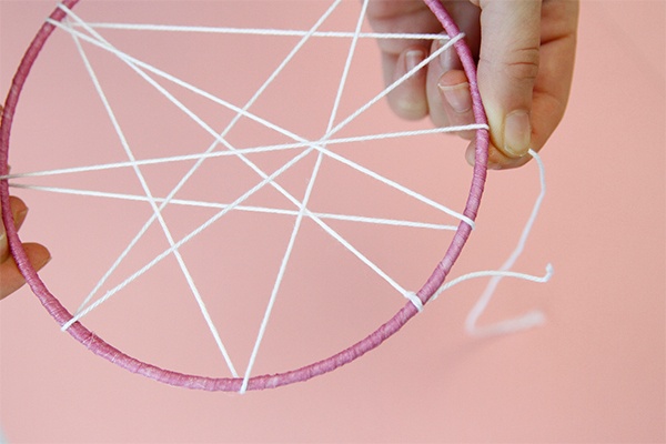 Netz aus Garn zwischen den Metallring spannen