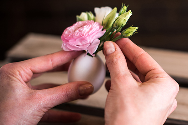 Ei mit Blumen füllen
