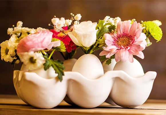 Blumige Osterdeko: Leere Eier als Blumenvasen zu Ostern