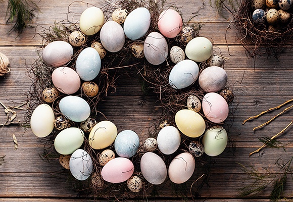 Dekorativer Tür- und Tischkranz mit natürlich gefärbten Eiern zum Nachmachen