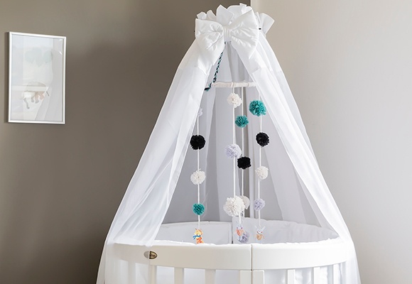 DIY Mobile aus bunten Stoff-Bommeln fürs Kinderzimmer zum Nachmachen