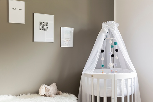 DIY Mobile aus bunten Stoff-Bommeln fürs Kinderzimmer zum Nachmachen