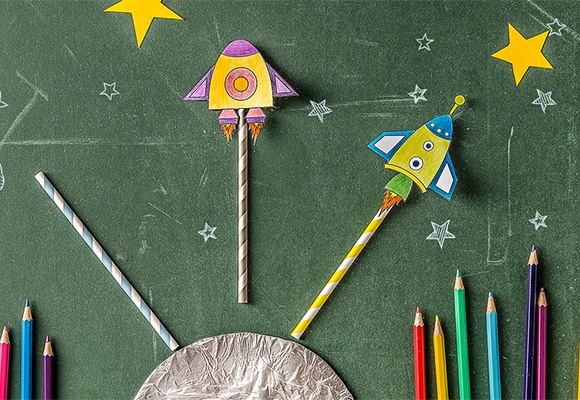 DIY-Raketen zum Schulstart aus Buntstiften und selbst gebastelten Raumfliegern