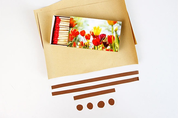 Material für einen DIY-Reisekoffer aus Papier und einer Streichholzschachtel