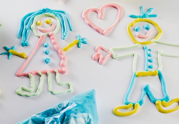 Bunte Figuren als Schaumkunstwerke – Idee zum Basteln mit Kindern