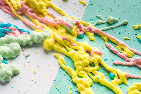 Schaumkunstwerke in unterschiedlichen Farben