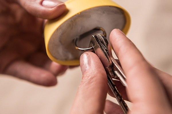 Schlüssel in den Deckel der Sonnencreme drücken und sicher aufbewahren