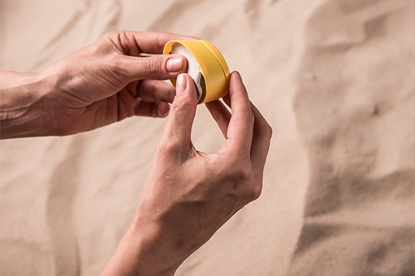 Heftpaste in den Deckel drücken, bis noch ca. 5 mm Rand nach oben bleiben