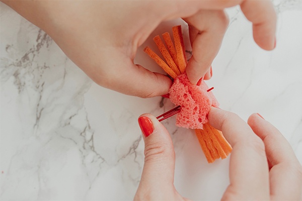 Lustige Krebse aus einem Schwammtuch zusammenstecken